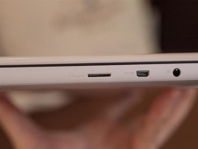 Một cổng micro-HDMI, một khe cắm thẻ microSD và hai cổng USB 2.0