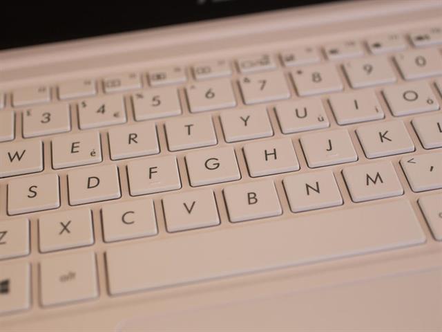 Dự kiến, Asus EeeBook X205 sẽ được bán ra nội trong 3 tháng cuối cùng năm nay, với giá khởi điểm vào khoảng 200 Euro/ gần 5,5 triệu đồng