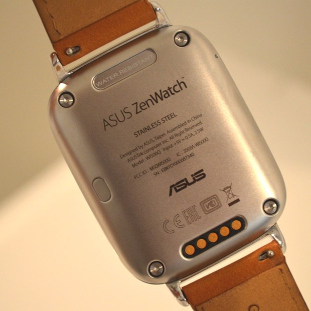 Mặt sau dày đặt thông tin và chứng chỉ