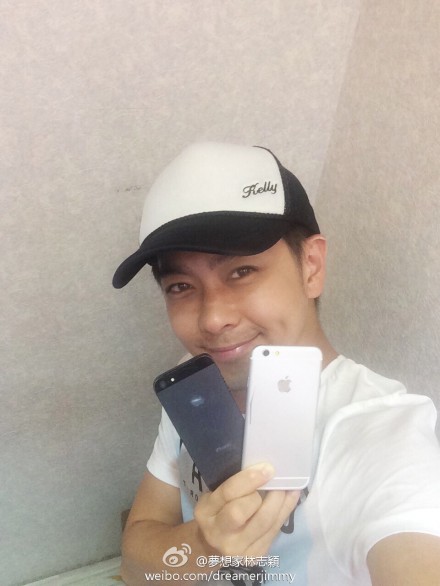 iPhone 6 phiên bản 4.7 inch trên tay của Lâm Chí Dĩnh: một ca sĩ, diễn viên và một người lái xe đua chuyên nghiệp Đài Loan…