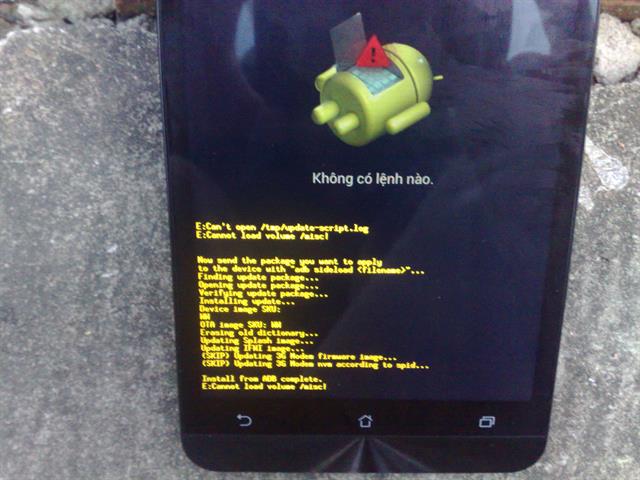 Sau đó nhìn sang màn hình Zenfone 6, chờ đợi quá trình cập nhật hoàn tất như hình trên: