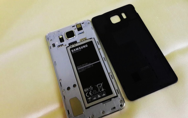 Pin Galaxy Alpha có thể tháo rời