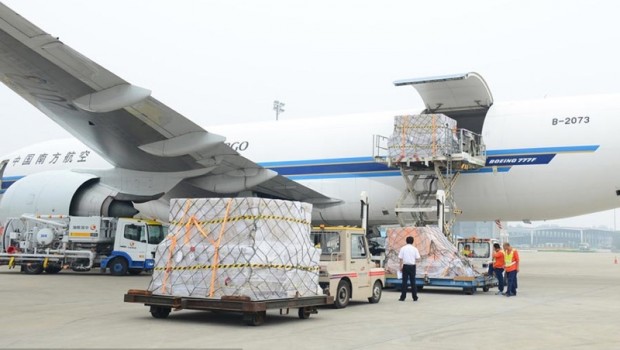 Nhân viên khoe ảnh 195.000 chiếc iPhone 6 đang trên đường về Mỹ