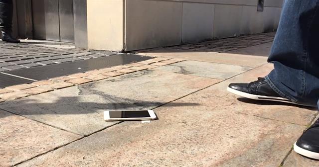 iPhone 6 và iPhone 6 Plus thả rơi theo hướng mặt lưng