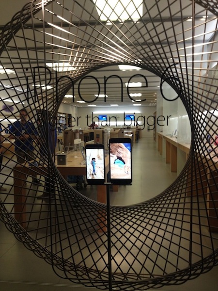 Bộ đôi iPhone mới đang được bày bán