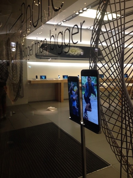 Bộ đôi iPhone mới đang được bày bán