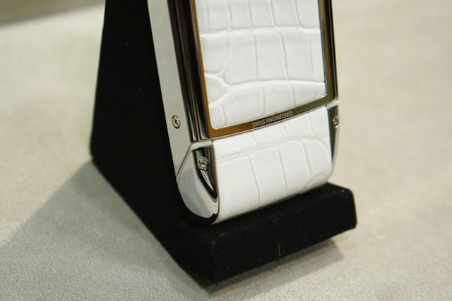 Mặt sau bằng da cá sấu