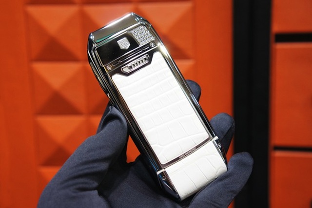 Mặt sau bằng da cá sấu