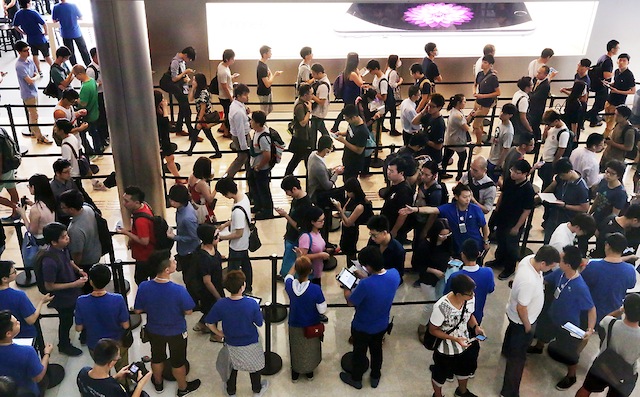 Xếp hàng chờ mua iPhone 6