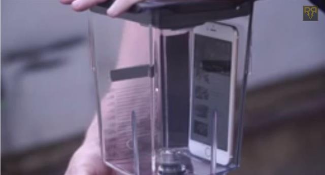 iPhone 6 Plus trong máy xay sinh tố