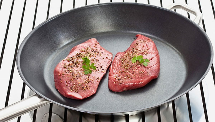 Bạn d&ugrave;ng chảo chống d&iacute;nh để hạn chế dầu khi nấu