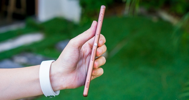 Cạnh phải Xperia Z3