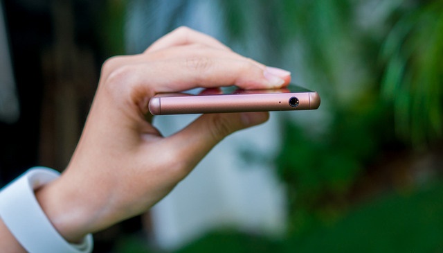 Đỉnh máy có một lỗ mic và jack cắm tai nghe 3.5mm