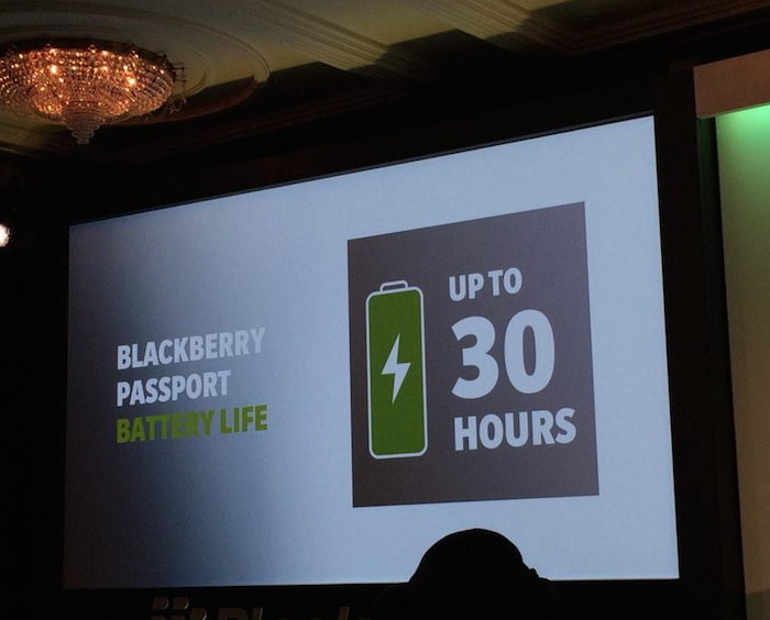 Thời lượng pin của BlackBerry Passport cũng rất ấn tượng, sử dụng lên tới 30 giờ, bạn có thể vài ngày mới cần đến sạc.