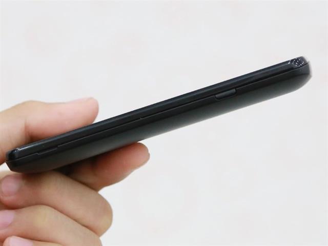 Cạnh phải có nút nguồn