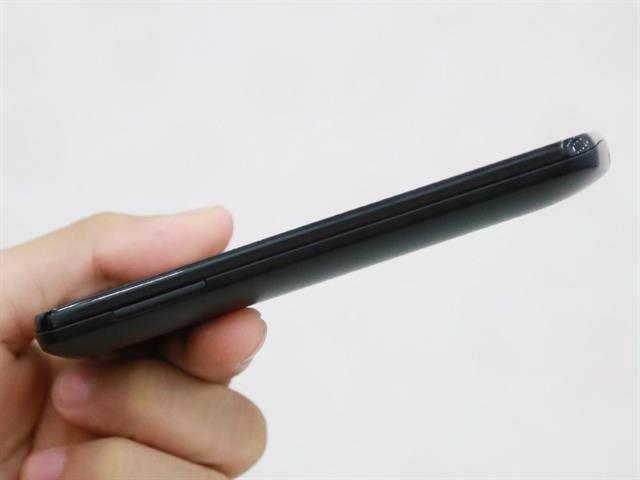 Cạnh trái trống trơn