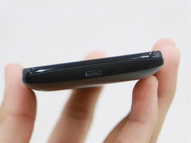Đáy máy có cổng microUSB/ sạc pin