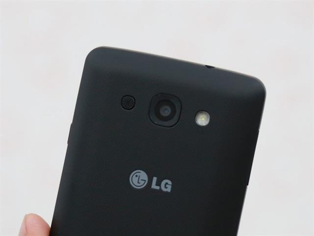 Camera sau 5MP kèm đèn LED Flash trợ sáng