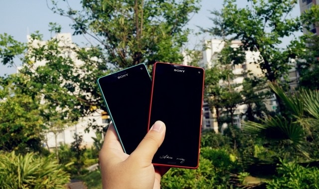 Xperia Z3 Compact sắc xanh và đỏ nghiêng mình dưới ánh nắng