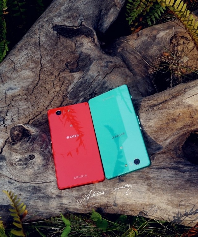 Sony Xperia Z3 Compact sắc xanh và đỏ nghiêng mình dưới ánh nắng