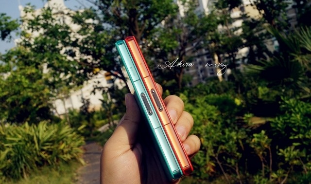 Sony Xperia Z3 Compact sắc xanh và đỏ nghiêng mình dưới ánh nắng
