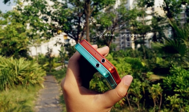 Sony Xperia Z3 Compact sắc xanh và đỏ nghiêng mình dưới ánh nắng