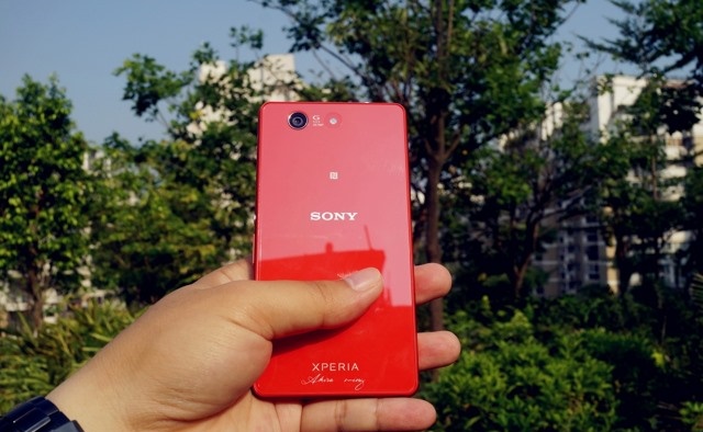 Sony Xperia Z3 Compact sắc xanh và đỏ nghiêng mình dưới ánh nắng