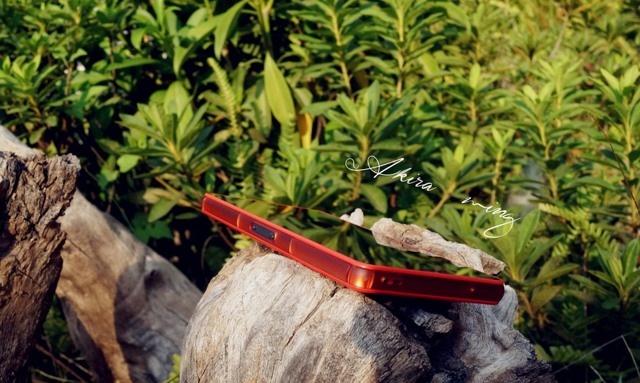 Sony Xperia Z3 Compact sắc xanh và đỏ nghiêng mình dưới ánh nắng