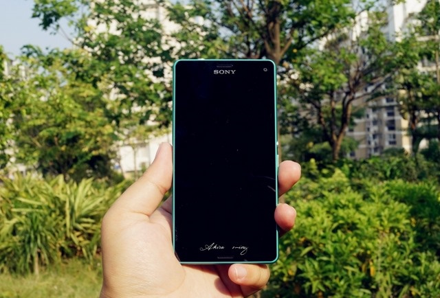 Sony Xperia Z3 Compact sắc xanh và đỏ nghiêng mình dưới ánh nắng