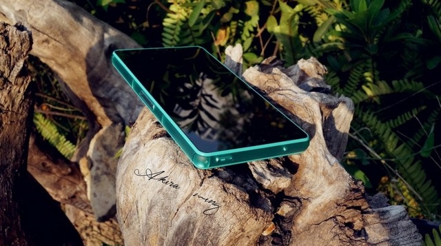 Sony Xperia Z3 Compact sắc xanh và đỏ nghiêng mình dưới ánh nắng