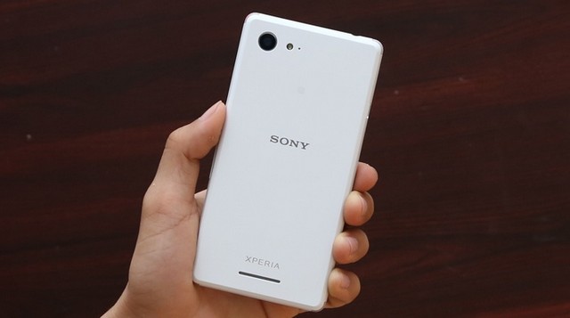 Cận cảnh Xperia E3 dùng chip Qualcomm 4 nhân tại Thegioididong