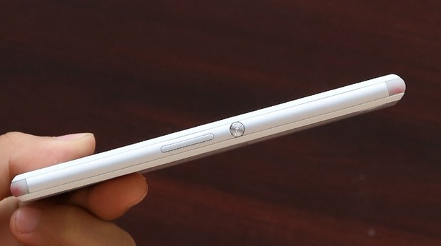 Cận cảnh Xperia E3 dùng chip Qualcomm 4 nhân tại Thegioididong