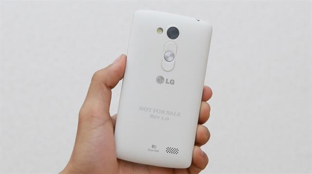 Lên kệ với hai màu: đen và trắng