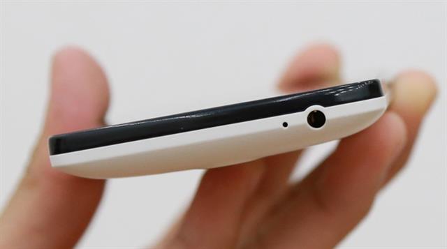 Đỉnh máy có Jack âm thanh và lỗ mic