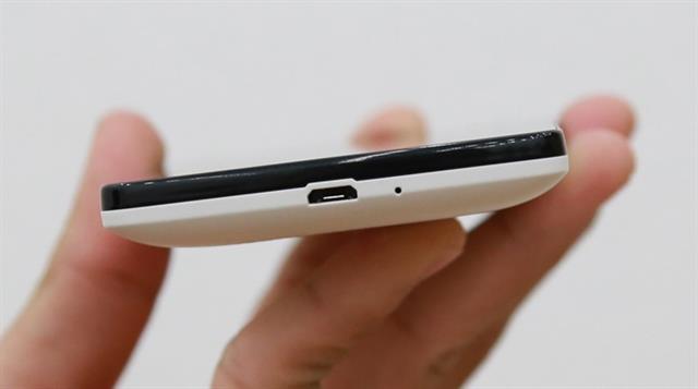 Đáy máy có cổng microUSB/ sạc pin và lỗ mic thứ 2