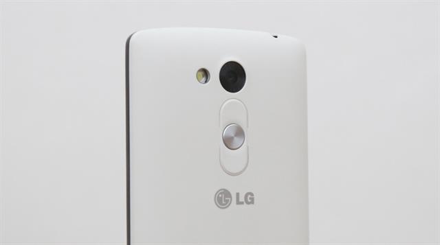 Phần trên của mặt lưng có camera chính 8MP kèm đèn LED Flash, nút nguồn và nút điều chỉnh âm lượng