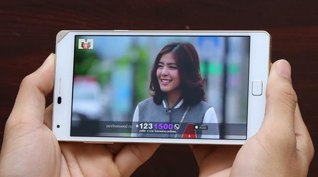 Máy dùng SoC lõi tứ Qualcomm MSM8974AA xung nhịp 2.26 GHz