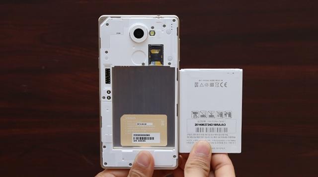 Cuối cùng, Pantech Vega Iron 2 A910S dùng thỏi pin chuẩn Li-Ion dung lượng 3220mAh