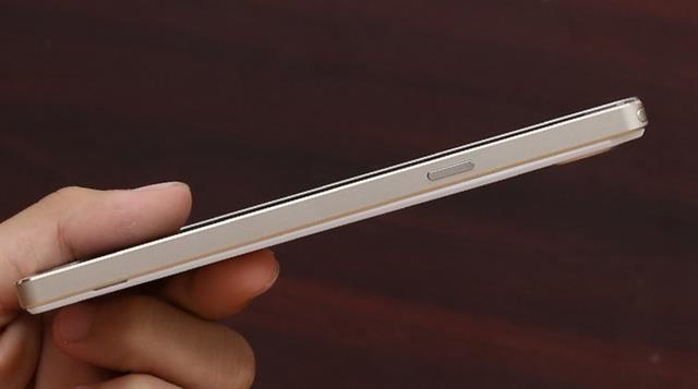 Cạnh phải có nút nguồn và cái ngàm để tách nắp lưng