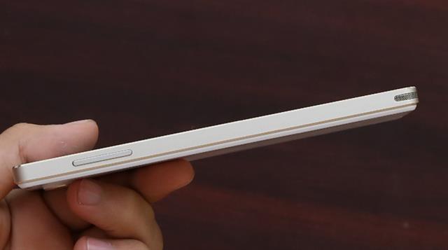 Cạnh trái có nút điều chỉnh âm lượng