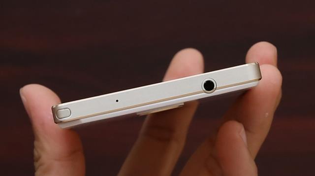 Đỉnh máy có Jack âm thanh 3.5mm và lỗ mic