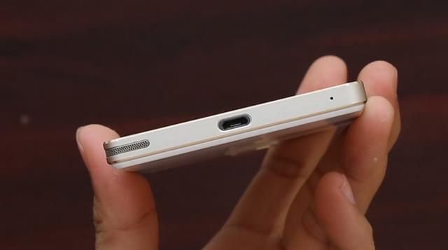 Đáy máy có loa ngoài, cổng microUSB/ sạc pin và lỗ mic thứ 2