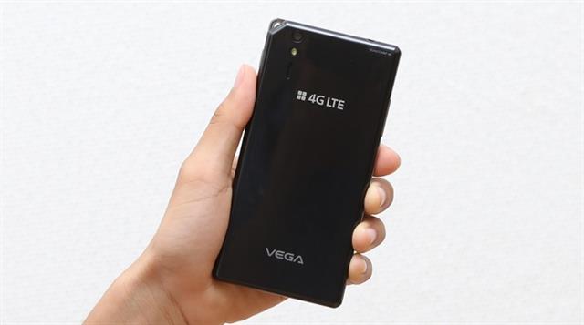 Được bán ra với hai màu: đen và trắng