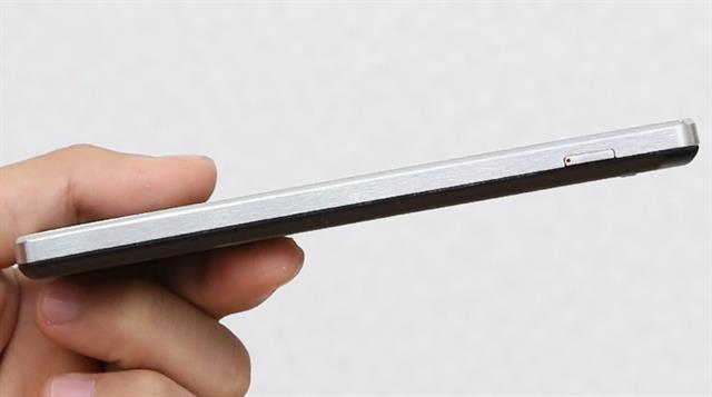 Cạnh phải có nút nguồn