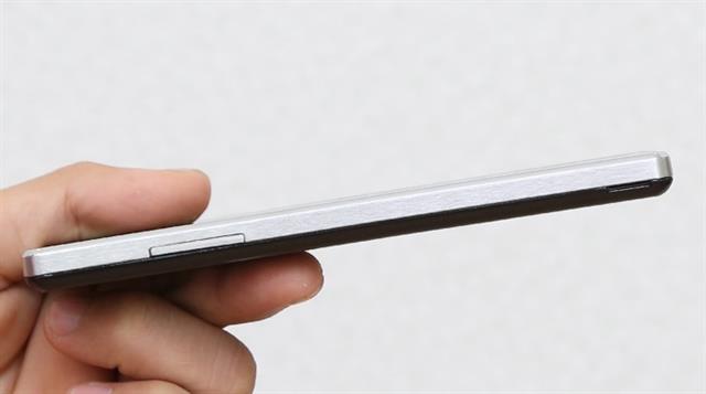 Nút điều chỉnh âm lượng nằm ở cạnh trái