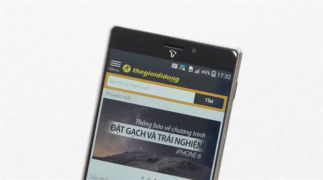 Viền màn hình phía trên có cảm biến, loa thoại và camera phụ 2MP