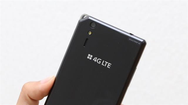 Phần trên của mặt sau có camera chính 13MP (quay video 1080p@30fps) kèm đèn LED Flash