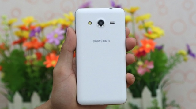Mặt sau của Galaxy Core 2
