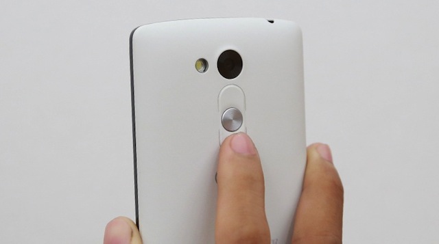 Camera sau nằm cạnh cụm phím vật lý của L Fino