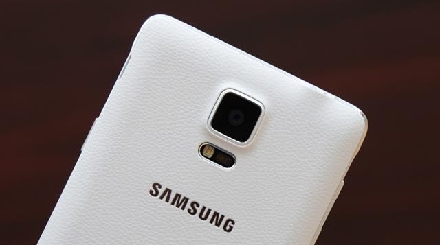 Camera chính, đèn LED Flash và cảm biến đo nhịp tim nằm ở phần phía trên của mặt sau